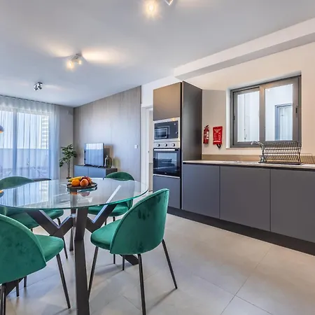 Sunlit Serenity Modern With Views *