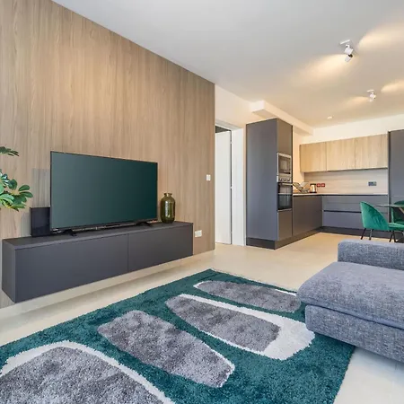 Sunlit Serenity Modern With Views Apartament