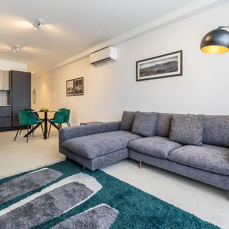 Sunlit Serenity Modern With Views Apartman