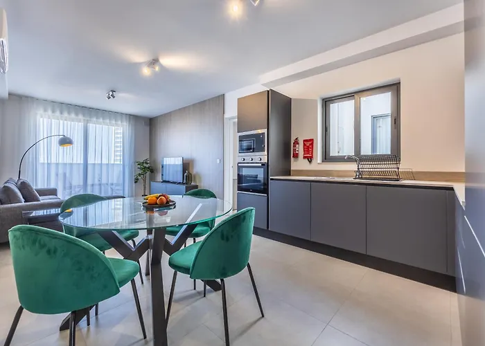 Sunlit Serenity Modern With Views *