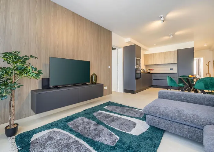 Sunlit Serenity Modern With Views Lejlighed