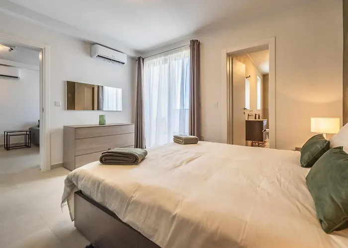 Sunlit Serenity Modern With Views Apartament