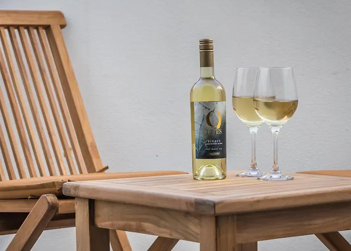 Sunlit Serenity Modern With Views Lejlighed *